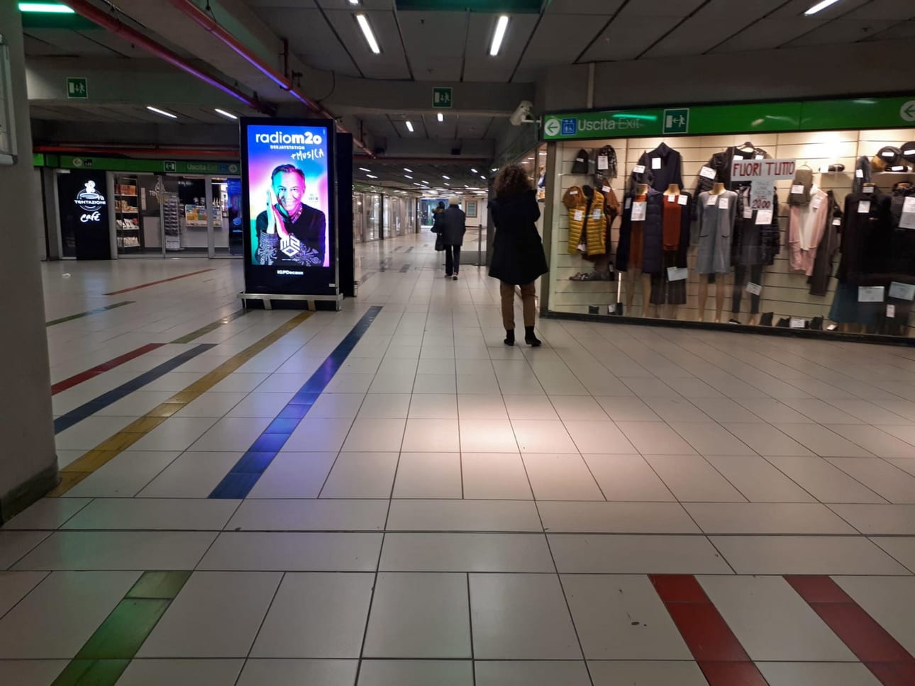 Garibaldin rautatieasemalla Milanossa näytti tiistaina näin hiljaiselta, kun koronaviruksen leviäminen pitää ihmisiä pois yleisiltä paikoilta.