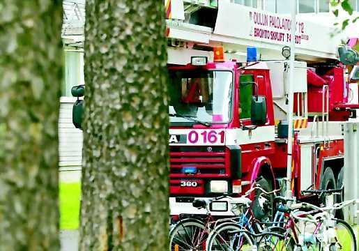 Mahdotonta. Sairaalanrinteen korkeat talot ovat auttamattomasti puomitikasauton saavuttamattomissa. Pelastustilanteessa käytetään muita keinoja.
