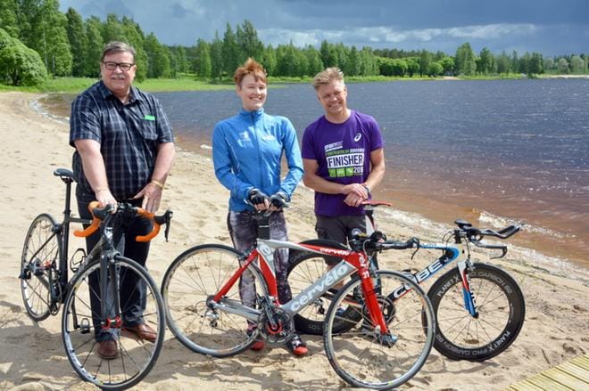 Entiset ja nykyiset triathlon-harrastajat Lasse Anttila, Liis Toomingas ja Petri Valkama toivovat, että matalan kynnyksen minitriathlon-tapahtumaan osallistuisi mahdollisimman paljon porukkaa. KUVA: MIINA HAKALA