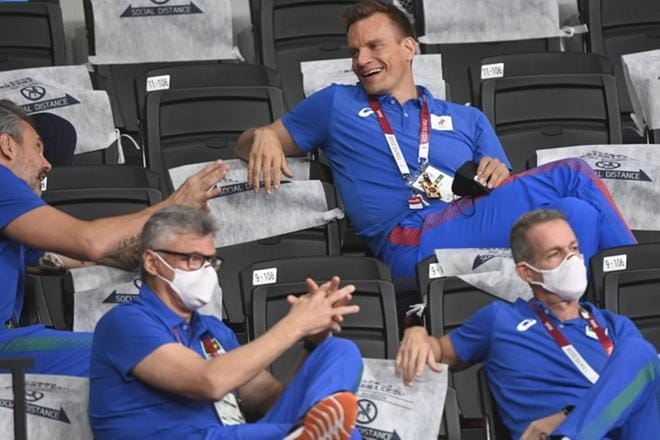 Tuomas Sammelvuon (oik. ylhäällä) valmentama Venäjän olympiakomitean joukkue varmisti tiistaina paikan miesten lentopallon mitalipeleissä. Kuva: Heikki Saukkomaa / Lehtikuva
