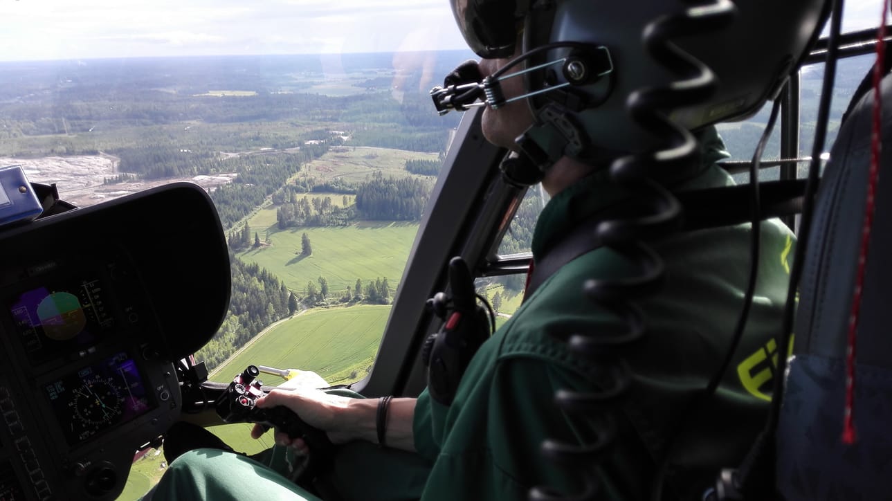Lentäjä Anssi Vuolle ohjasi Vantaan tukikohdan helikopteria ensihoitotehtävällä kesällä 2018. FinnHEMS-lentäjien työaikaa rajoittavat työaikasäädökset, jotka ovat lääkärien työaikasäädöksiä tiukempia.