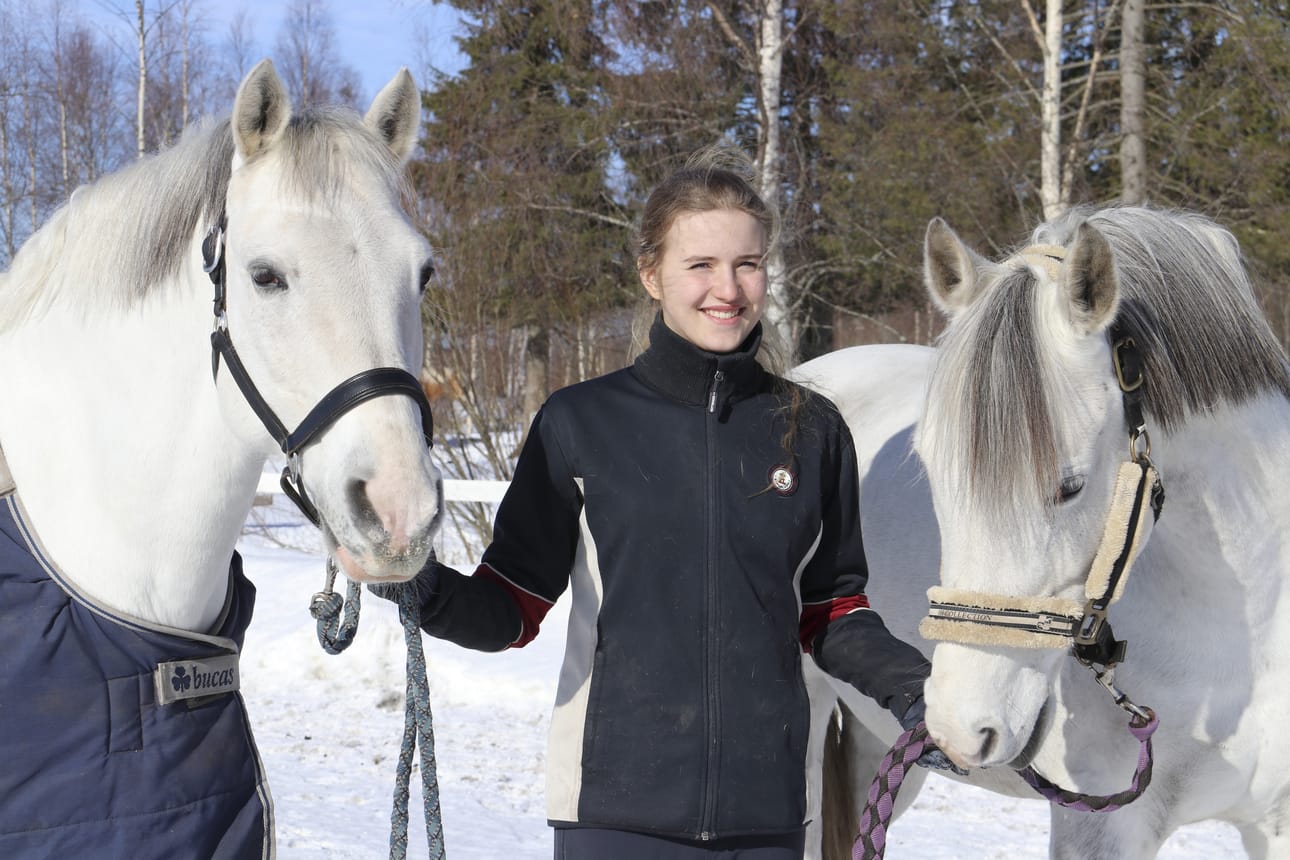 Tuisku Lamberg on touhunnut hevosten kanssa aina. Hänen äitinsä Riikka Lambergin mukaan tyttö oppi jopa ratsastamaan ennen kuin kävelemään.