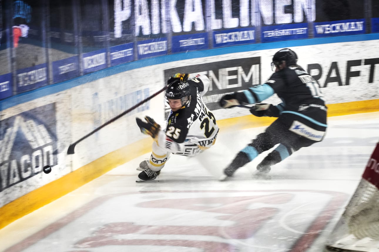 Kärppien puolustajan Arttu Paason vauhtia.