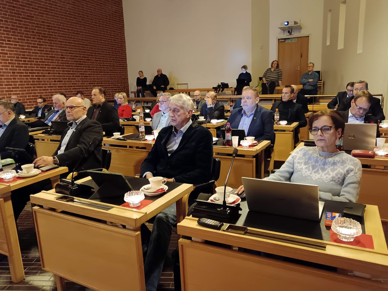 Alajärven kaupunginvaltuusto hyväksyi ensi vuoden talousarvion lähes ilman soraääniä. Kuvassa oik. Aino Kanervikkoaho-Kataja, hänen vieressään Tapio Höykinpuro.