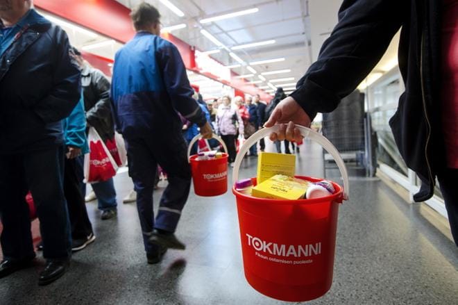 Tokmannille perinteeksi muodostunut ämpärikikka vetosi jälleen asiakkaisiin. Avajaisissa jaettiin yhteensä 500 ämpäriä, joista kahdessa oli lahjakortti. KUVA: MATTI HAUTALAHTI
