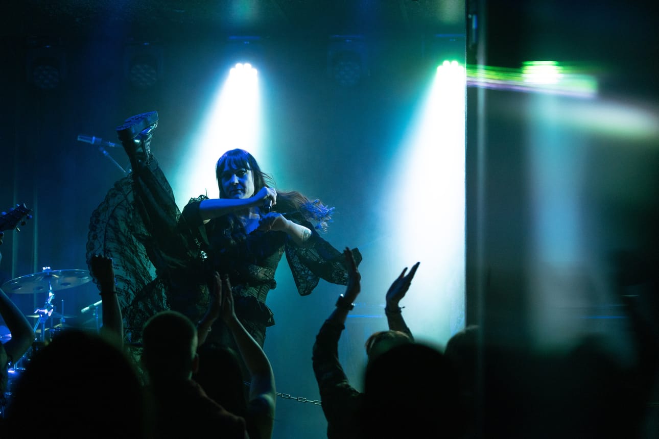 Mustaan pitsiasuun pukeutunut Mira Luoti esiintyi fyysisesti ja eläväisesti Nelivitosen vintillä.