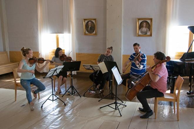 Brahmsin klarinettikvintetto soi tänään avajaiskonsertissa Bladhin talon akustisesti hienossa salissa. Soittajina ovat Leena Jaakkola, viulu, Jiwon Kim, viulu, Veera Myllyniemi, klarinetti, Caleb Wright, alttoviulu, ja Samuli Peltonen, sello. KUVAT: AUNE WARONEN