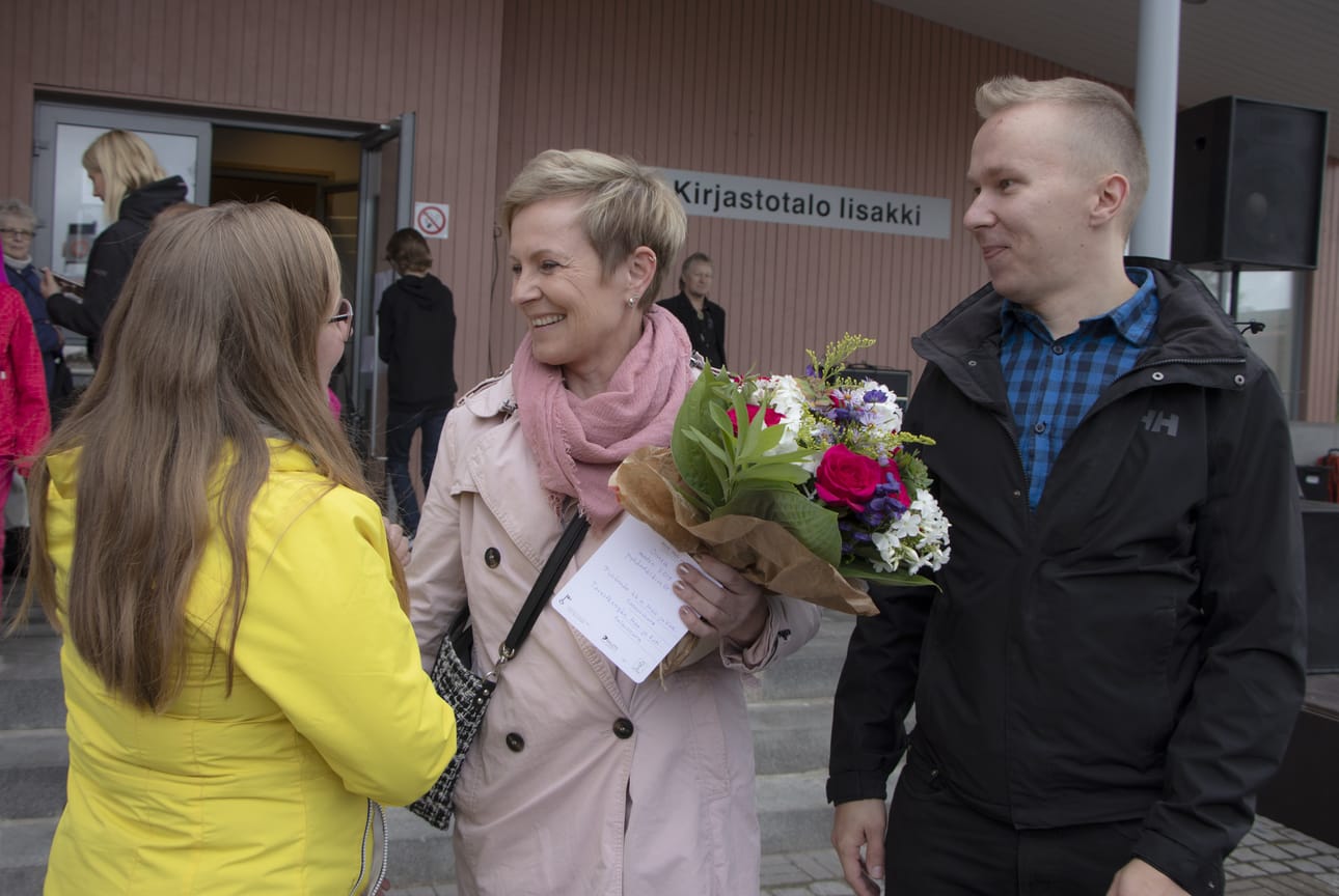 Vuoden pyhäntänen 2019 on tavaskenkänen, viime vuoden tangoprinsessa Virpi Piippo. Tavastkengän maa- ja kotitalousseuran Minna Haataja ja Matti Leiviskä pääsivät ensimmäisten joukoussa onnittelemaan Piippoa ja kysymään, onnistuiko heiltä tiedon salassa pito.