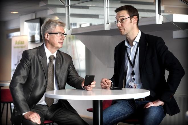 Kaupunginjohtaja Jorma Rasinmäki ja Elisan Pohjanmaan aluejohtaja Niklas Granholm kertoivat torstaina uuden mobiiliverkon tulosta Seinäjoelle. Verkko valmistuu syksyn aikana kantakaupungin, Hyllykallion ja Nurmon keskustan alueelle. Alueella asuu noin 55 000 asukasta. KUVA: JOUKO HÄNNINEN