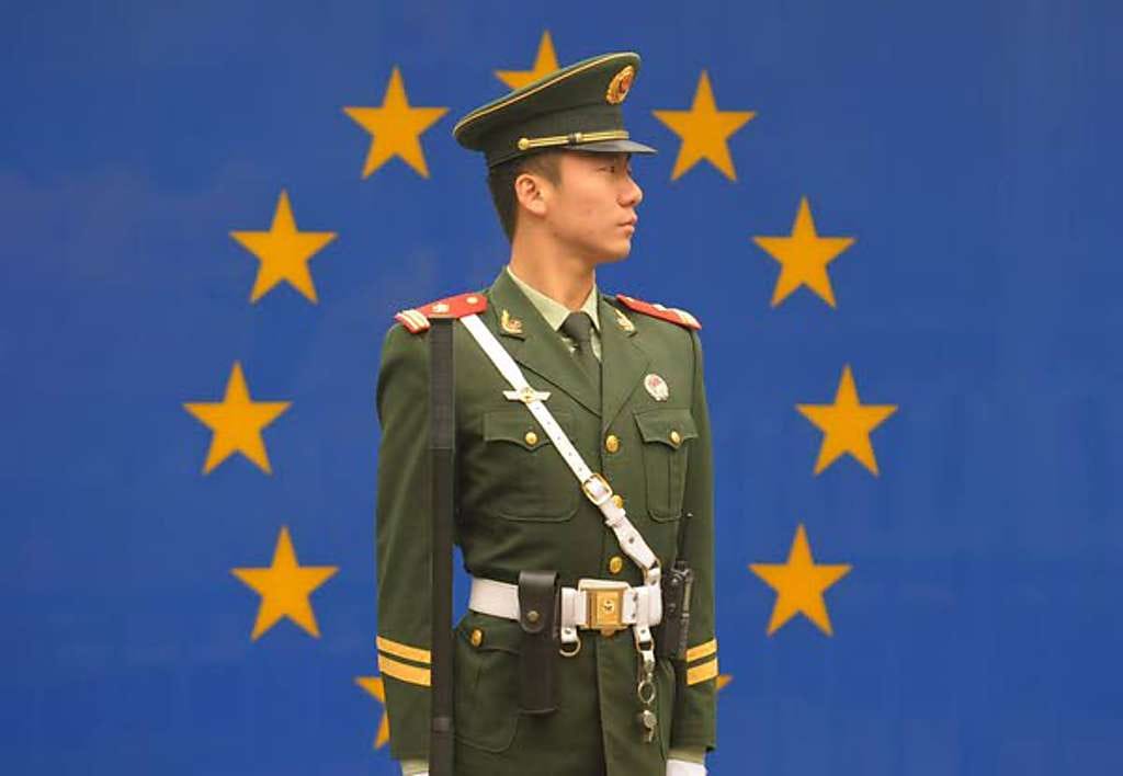Kiina on saamassa vahvan otteen Euroopan taloudesta, jos Kiinasta tulee EU:n vakausrahaston suursijoittaja. Tiukkailmeinen kiinalaissotilas vartioi EU:n Pekingin edustustoa.