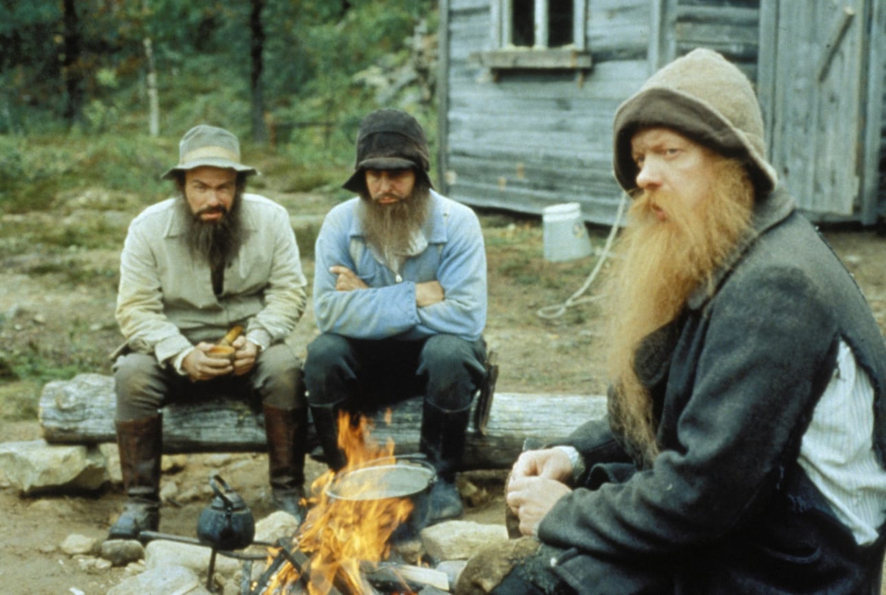 Elmeri (Heikki Silvennoinen) karkaa laitoksesta Lappiin Kummeli kultakuume -elokuvassa.