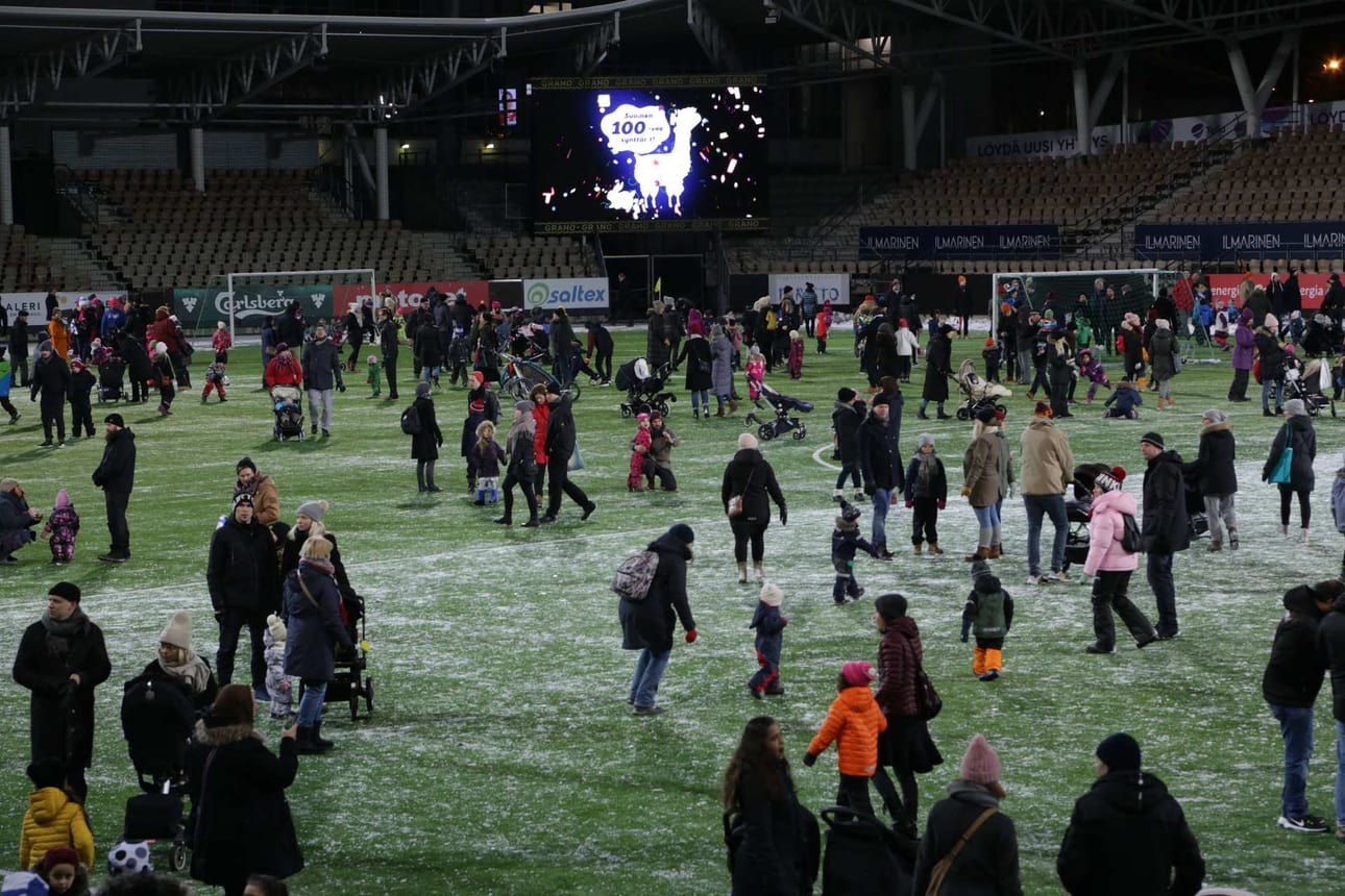 Töölön lasten itsenäisyysjuhlat onnistuivat todennäköisesti paremmin jalkapallostadionilla kuin Töölöntorilla.