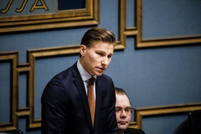 Oikeusministeri Antti Häkkänen (oik.) yllättyi positiivisesti siviili- ja sotilastiedustelulain saamasta myönteisestä vastaanotosta eduskunnan täysistunnossa keskiviikkona.