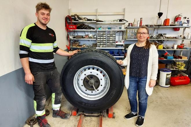 Alavutelainen yrittäjä Valtteri Jussila on löytänyt PestuuMarkkinat.fi -palvelun kautta työntekijöitä jäätelökioskille ja rengastöihin. Vierellä meklari, hankevastaava Piia Korhonen.