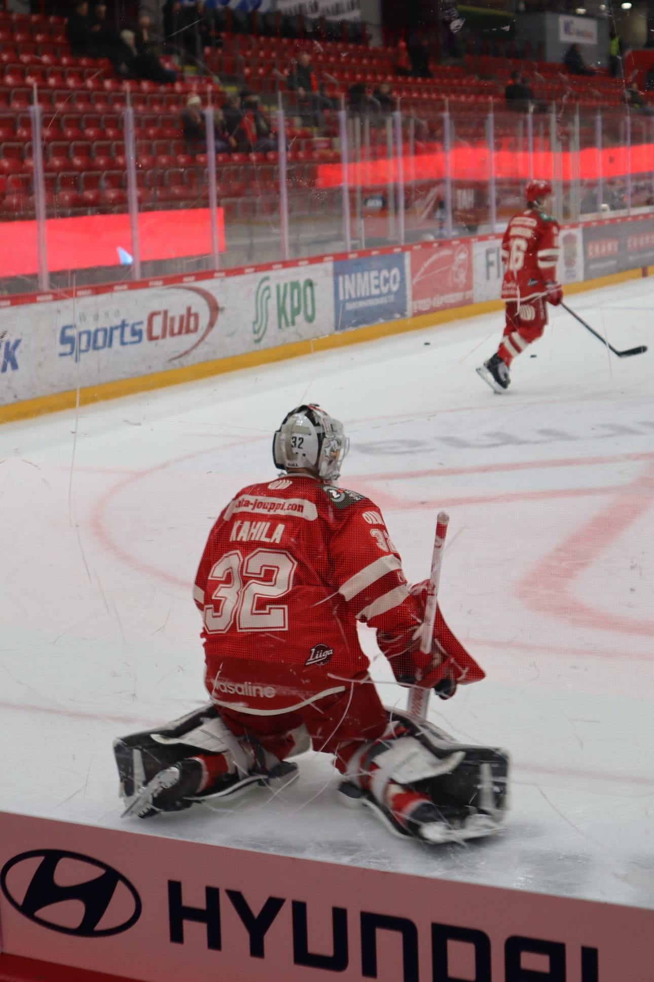 Sportin maalivahti Alex Kahilan lonkkien sisäkierto pistää kehon fysioterapeutti Satu Rönnlöfin mukaan koville.