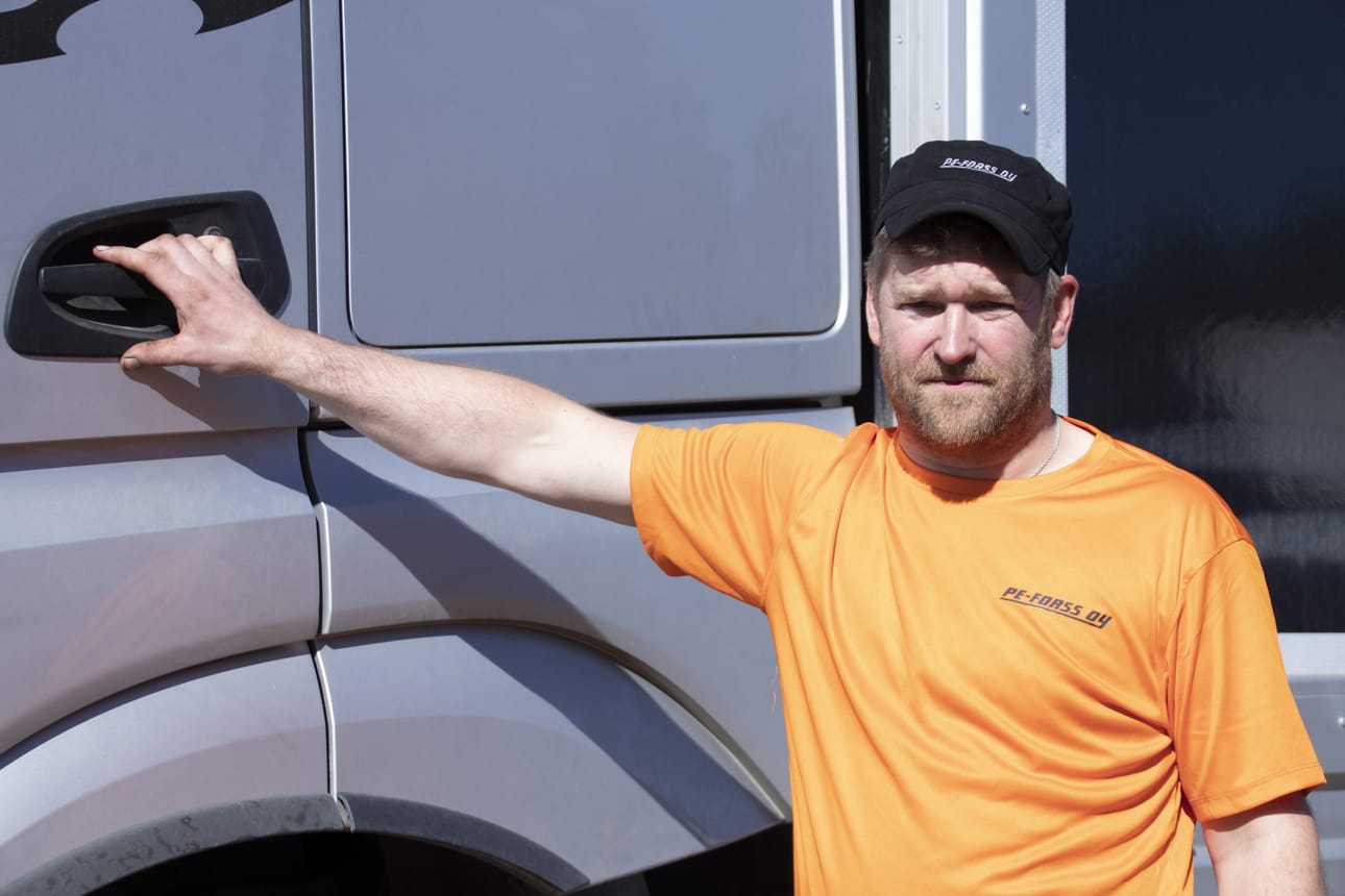 Turpeen perilletoimitussopimus turvaa, että PE-Forss Oy:lla on töitä tänäkin vuonna vaikka uutta turvetta ei aumoihin juuri nosteta. Vanhoja varastoja ajetaan muun muassa Ouluun Stora Enson tehtaalle.