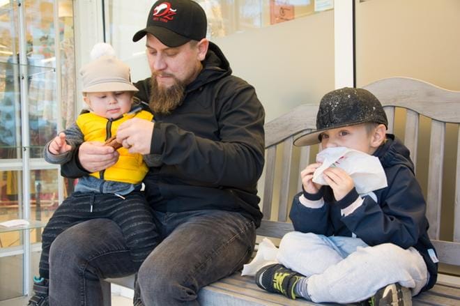 Samuel ja Veikka Kuusisto nauttivat makkarasta isänsä Pekka Kuusiston kanssa.