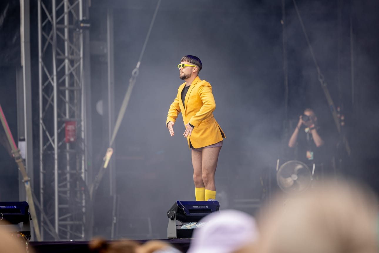 Häärijän keltaiset vaatteet ovat nyökkäys Käärijän entiseen tyyliin ajalta, kun hän yritti brändätä keltaista värikseen.