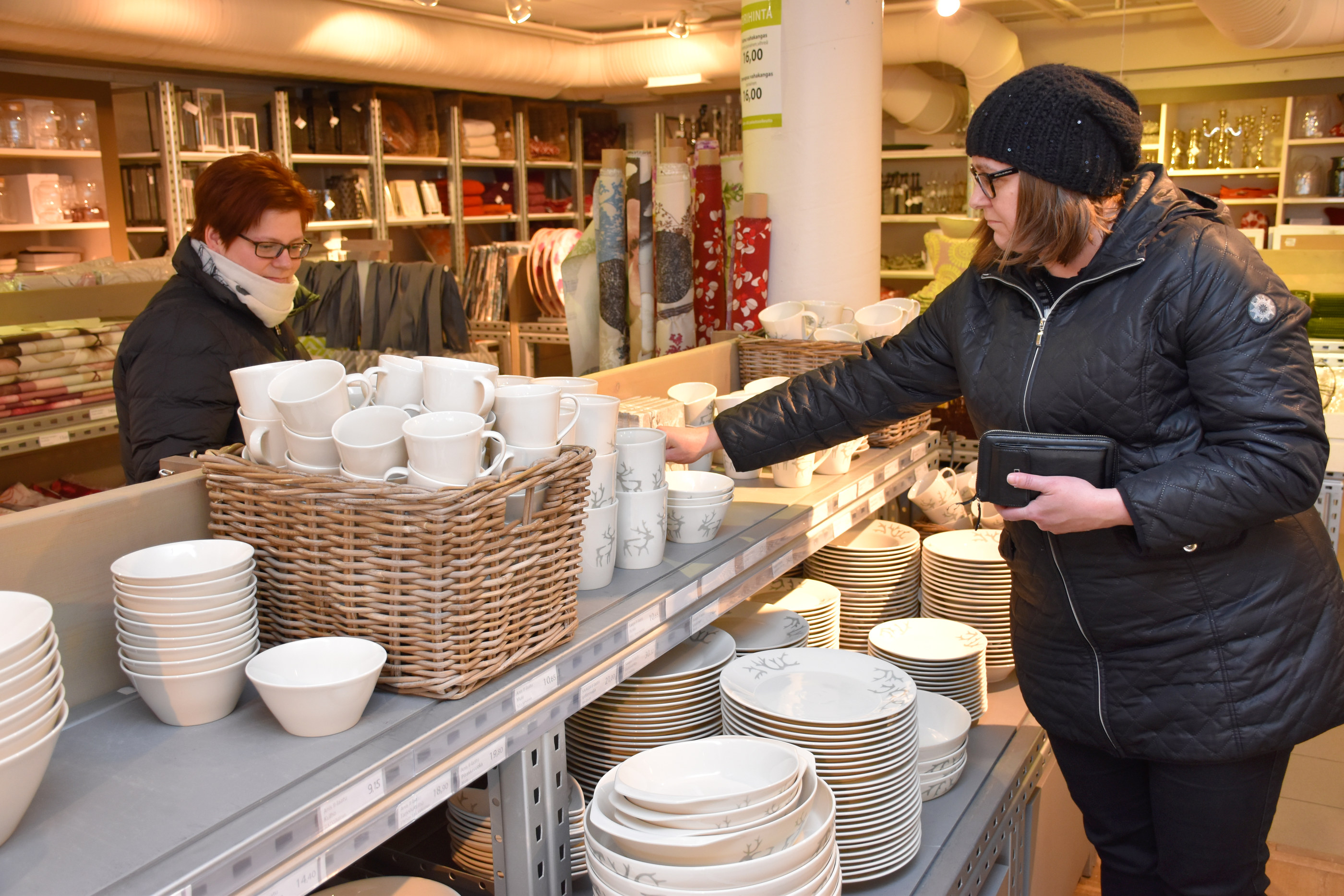 Posion matkailun lippulaiva Pentik-mäki on vetänyt matkailijoita alkuvuodesta enemmän viime vuoden samaan ajankohtaan verrattuna. Siskokset Kati Salin (vas.) ja Mari Vehkaperä ovat kulkeneet Pentik-mäellä, mielipaikassaan, jo lapsuudesta alkaen joka vuosi heidän vanhempiensa Posion mökiltä, jonne he tulivat tälläkin kertaa vajaan viikon lomalle