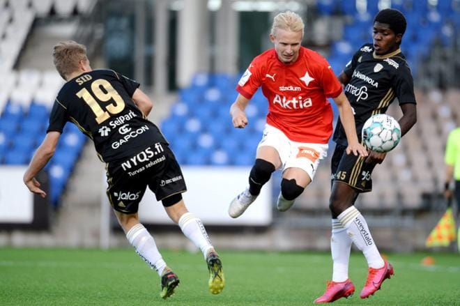 SJK:n Robin Sid ja Serge Atakayi eivät pystyneet pidättelemään HIFK:n Riku Selanderia. MIKKO STIG/LEHTIKUVA