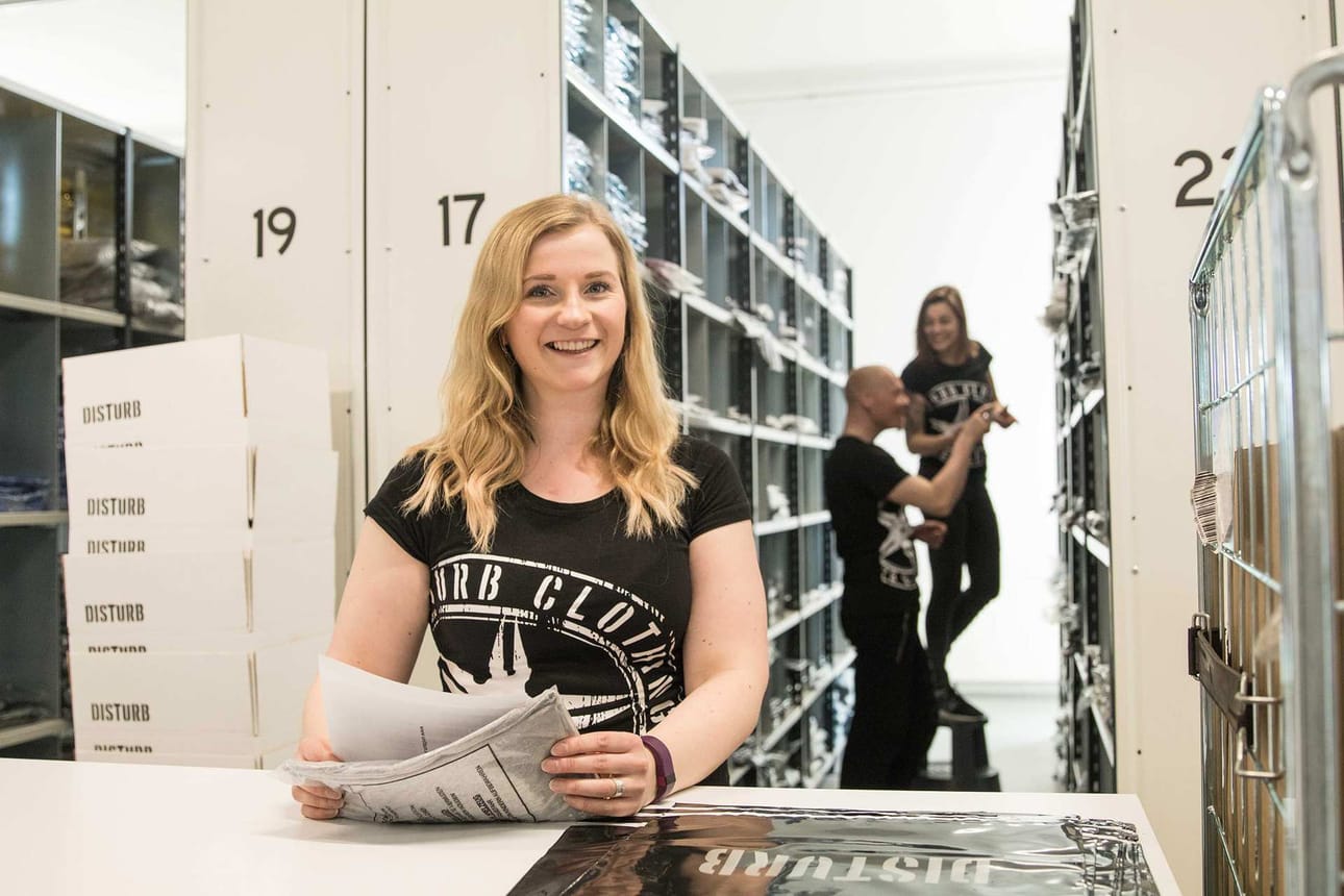 Vaateyritys Disturb pyörittää vaateverkkokauppaa Keminmaalla sijaitsevasta varastosta käsin. "Meiltä lähtee satoja vaatelähetyksiä päivittäin ympäri Suomea sekä rajojen ulkopuolelle", kertoo yrittäjä Tiina Skinnari.