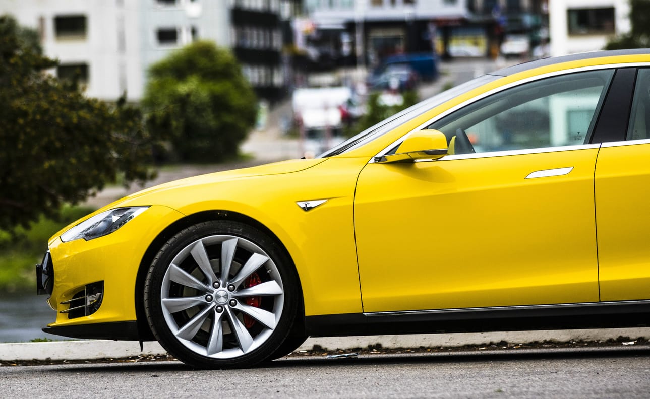 Tesla on painottanut, että oikeudellinen vastuu auton liikkeistä kuuluu aina yksiselitteisesti kuljettajalle. Kuvituskuvan Tesla S ei liity tapaukseen.