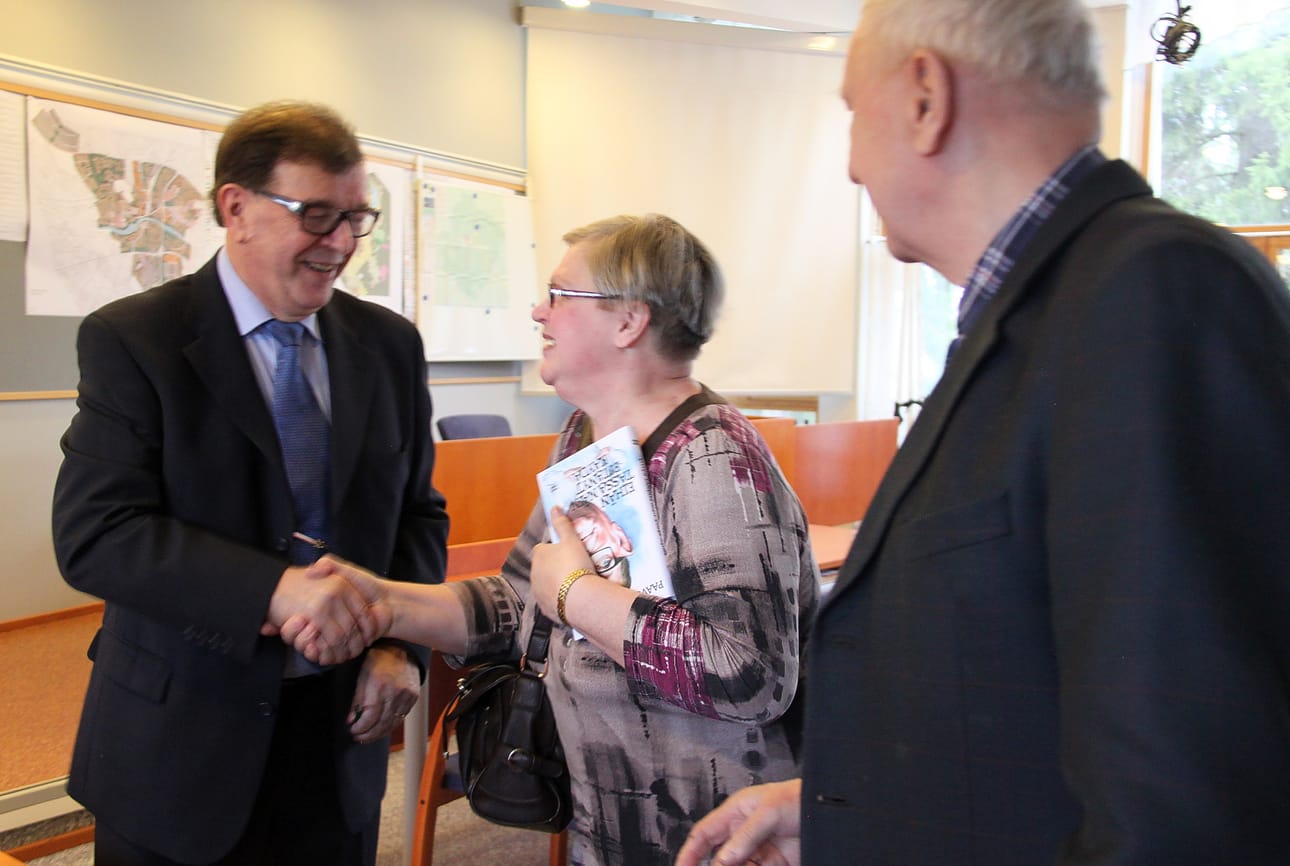 Helena Pyy kättelemässä Paavo Väyrystä vuonna 2015.