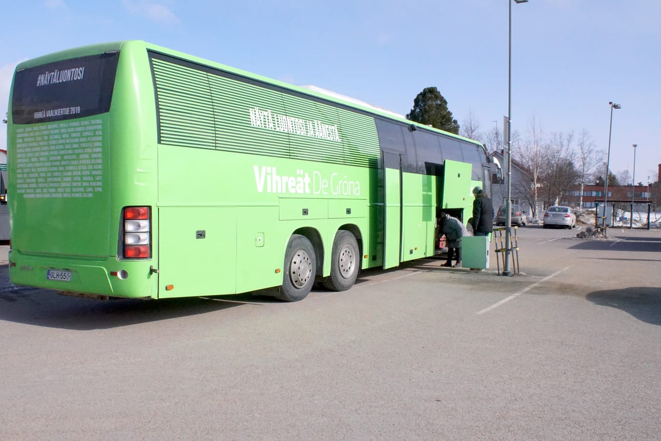 Vihreiden vaalibussin kiertueella oli maksettu 10 000 kilon hiilidioksidipäästöt, ehdokkaat kertoivat