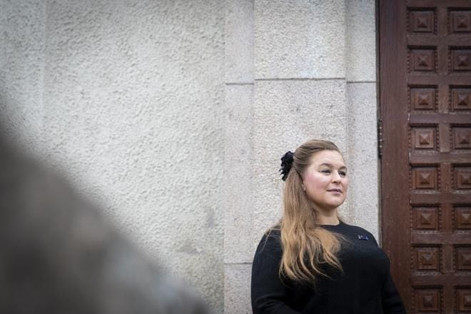 Suomessa on joitain kymmeniä siviilijuhlapuhujia. Koska puhujista on pulaa, on pääosin Tampereella toimiva Laura Mäntysalo matkustanut pitkiäkin matkoja puhumaan juhliin. Kuva: Laura Talvitie