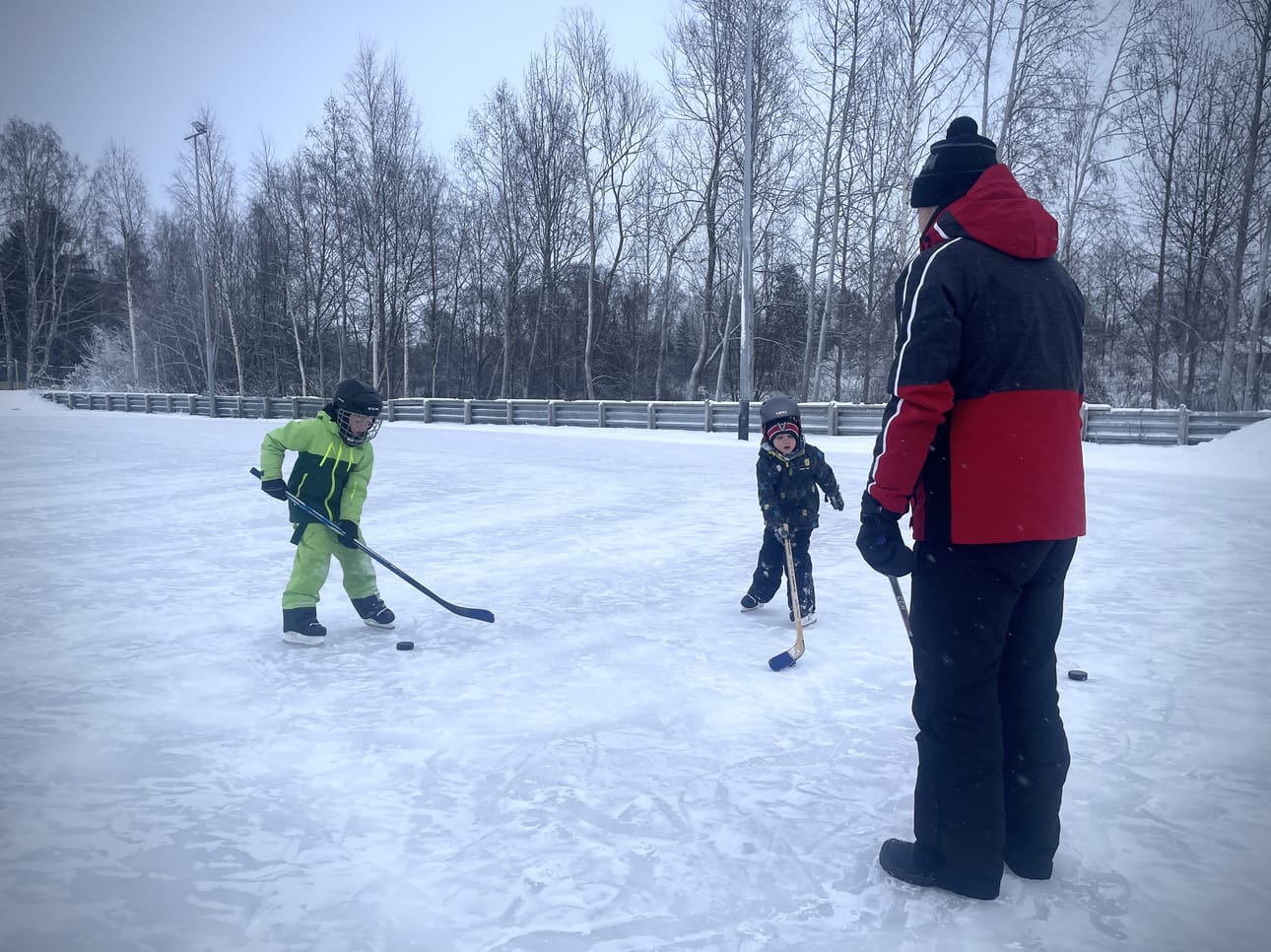 Veikko ja Vilho Nikkari kertovat, että luistelu sujui heti hyvin, vaikka viime kerta oli viime talvena. Isä Mikko Nikkari ohjeistaa, että pojat voisivat syöttää vähän kauempaa, sillä kiekko tulee jo melko kovaa.