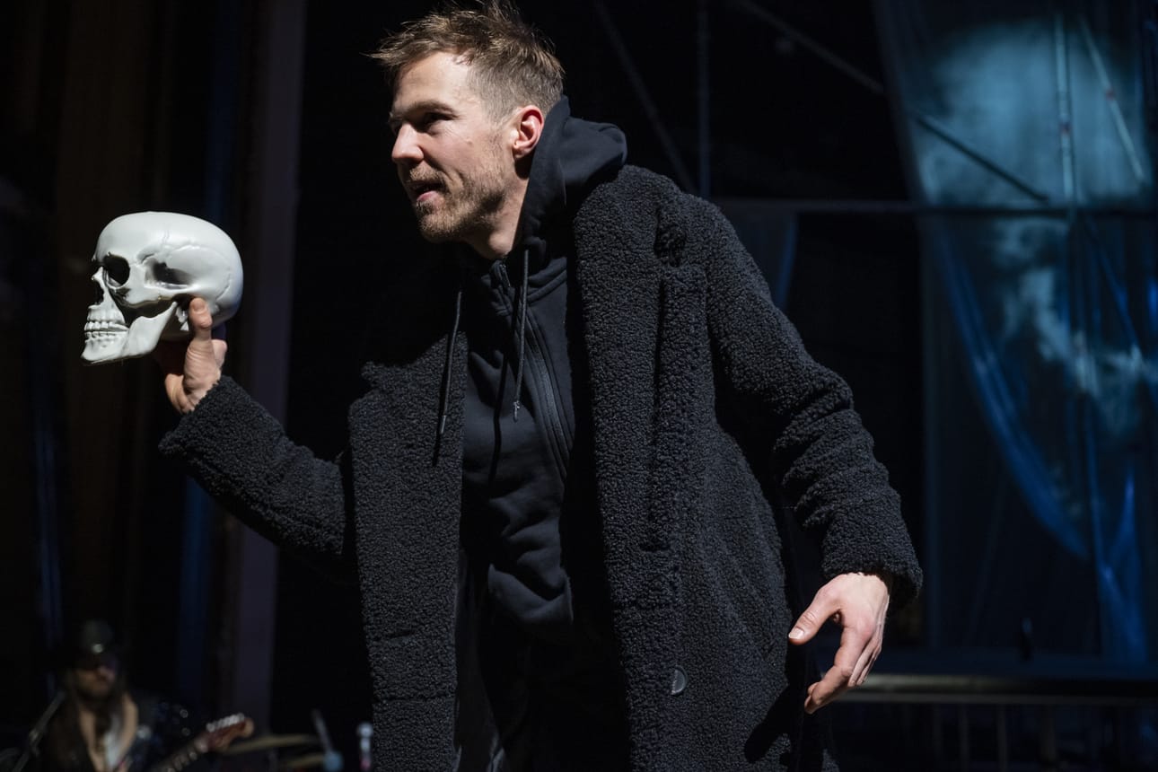“Ollako vai eikö, siinä pulma”, kysyy Olavi Uusivirta Kansallisteatterin Hamletissa.
