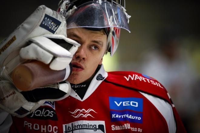 Veini Vehviläinen on tänään kolmatta kertaa Sportin tolppien välissä. KUVA: JARNO PELLINEN