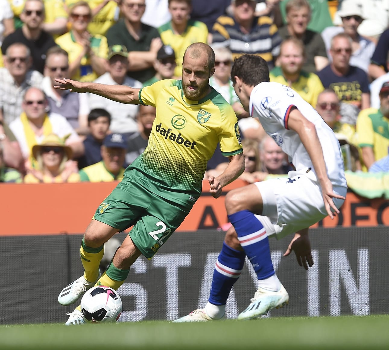 Teemu Pukki (vas.) on tehtaillut Valioliigassa maaleja liukuhihnalta.