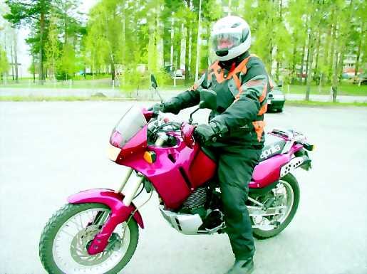 Musta suosiossa. Motoristit haluavat usein täysin mustan ajoasun, jossa myös heijastinnauhat ovat mustia. Valkoinen kypärä ei ole erityisen haluttu, vaikka sekin parantaisi motoristin havaittavuutta.