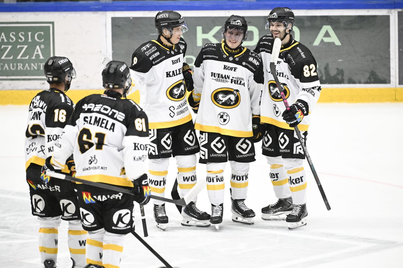 Kärppien Andreas Okany (vas.), Tuomas Salmela, Kasper Soini, Roni Hirvonen ja Eetu Päkkilä juhlivat maalia ja voittoa perjantaina.