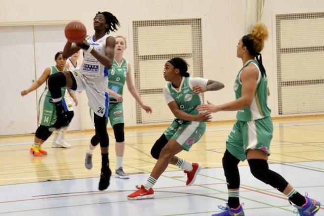 Vedon sentteri Alisia Jenkins on pelannut sarjassa hieman yli 17 pisteen keskiarvolla. Vedolla on vielä runkosarjassa yksi peli. Sarjapaikka on varmistunut. KUVA: MARKKU TURPELA