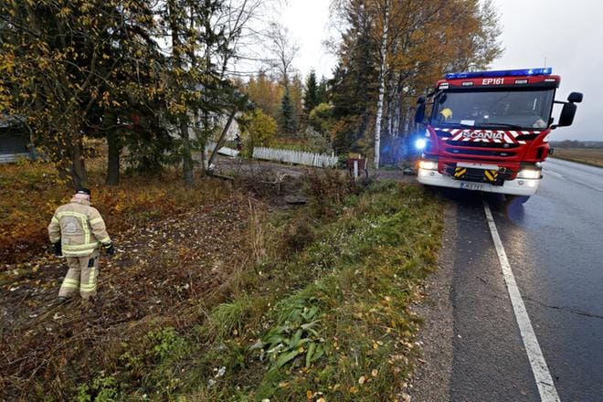 Kaksi 17-vuotiasta nuorta kuoli ja kolmas loukkaantui vuosi sitten rajussa ulosajossa. ARKISTOKUVA: KARI LÖFHJELM