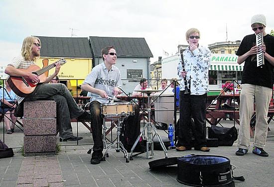 Madetojan musiikkilukiolaisista koostuvalla ryhmällä Jyrki Rehellillä (kitara), Anssi Tirkkosella (rummut), Mikael Myrskogilla (klarinetti) ja Olli Aarnilla (melodika) on rytmit hallussa.