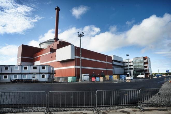 Olkiluoto 3 -ydinvoimala vahvistaa merkittävästi kotimaista sähköntuotantoa. Tuoreimpien tietojen mukaan tuotanto alkaa monen aikataulumuutoksen jälkeen viimein syksyllä.