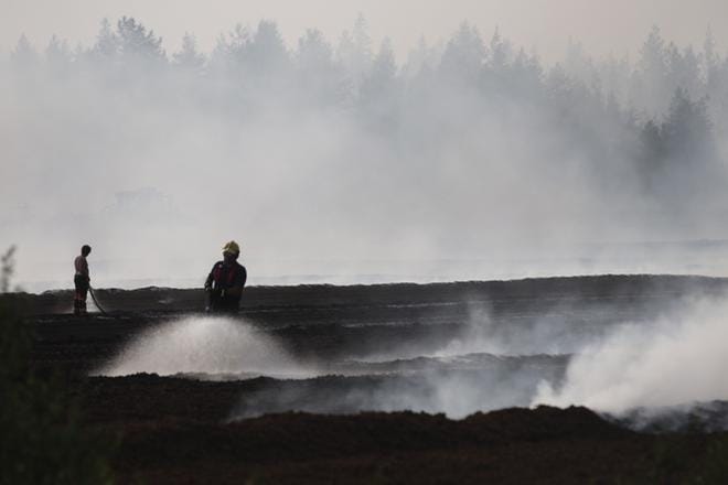 Turvesuolta alkanut palo tuotti sankkaa savua, joka näkyi kauas ja vaikeutti alueen laajuuden arvioimista kun palo oli karannut metsään. KUVAT: SAKARI HÄLLFORS