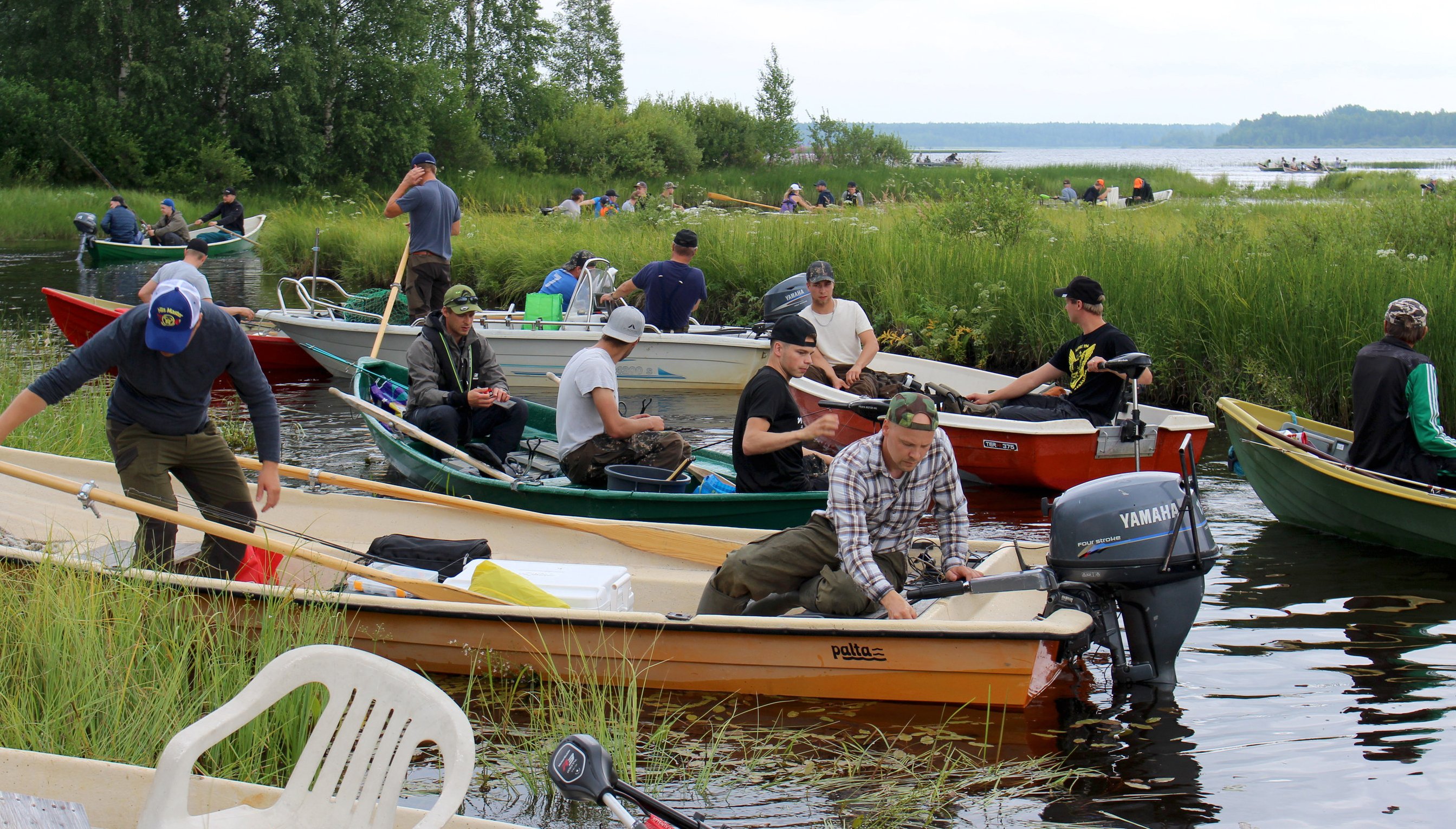Vähä-Lamujärvellä järjestettiin kymmenennen kerran Suuri kalakisa. Vesille lähti 35 venekuntaa varusteinaan soutuvene, kaksi virveliä ja vieheitä.