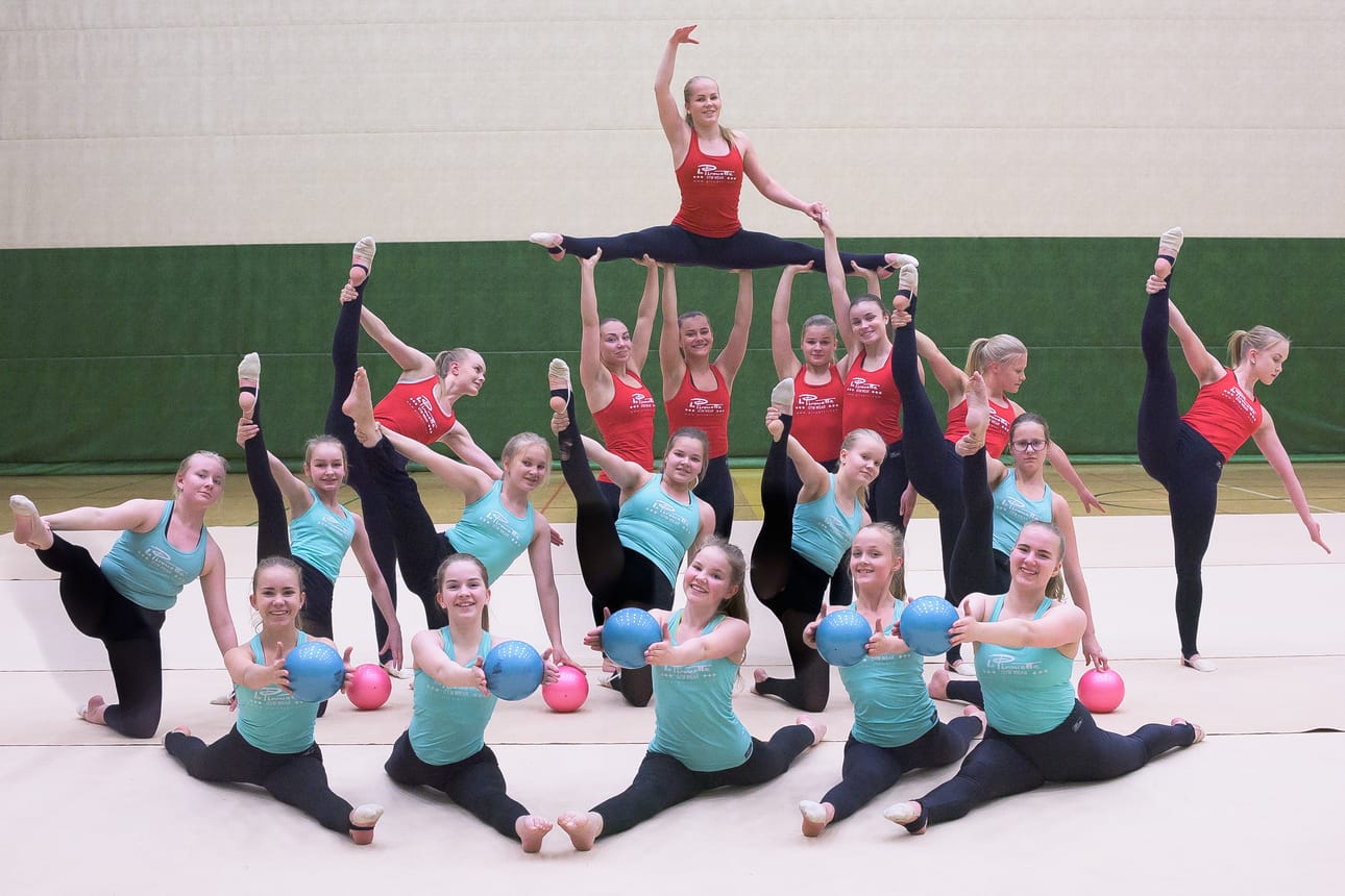 Kuusamon Naisvoimistelijat on perustettu 2.5.1976, joten tulevana viikonloppuna seura juhlii 50-vuotista taivaltaan. Tämä kuva on yli kymmenen vuoden takaa, vuodelta 2015.