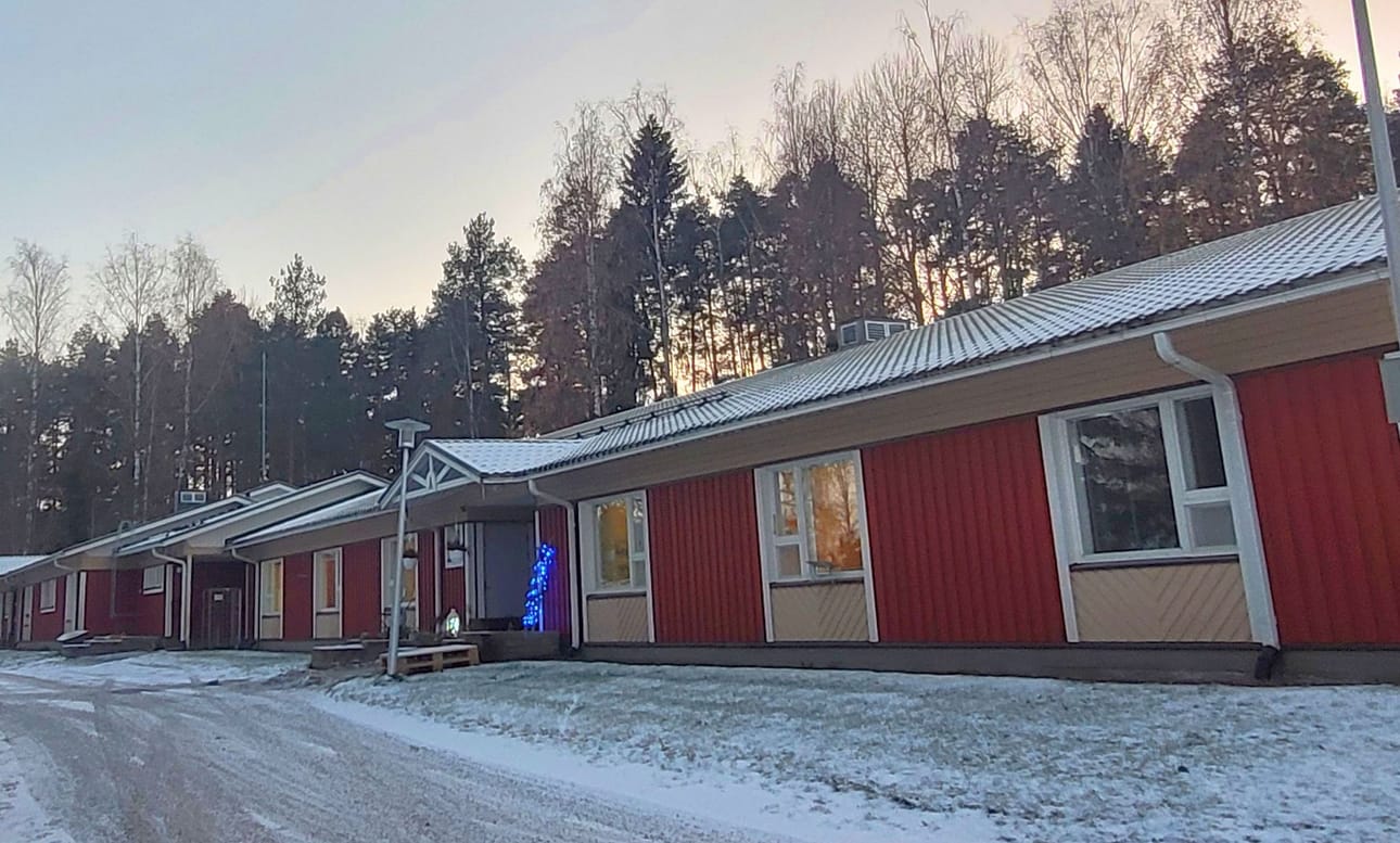 Alahärmän keskuksessa sijaitseva ikäihmisten entinen palvelutalo Leporanta suljettiin tammikuun lopussa. Yksi kolmesta rivitalosta on hiljan myyty paikalliselle yrittäjälle. Omistaja Härmän Vanhustentukisäätiö halusi myydä loput kaksi rakennusta tontin kera kaupungille, mutta kauppa ei toteutunut.
