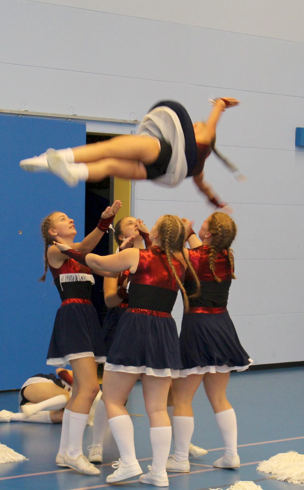 Rantsilan liikuntahallilla nautittiin upeasta Unkarista, Bodan kylästä Suomeen vierailulle tulleen Szusu Ap Teamin cheerleading-esityksestä.