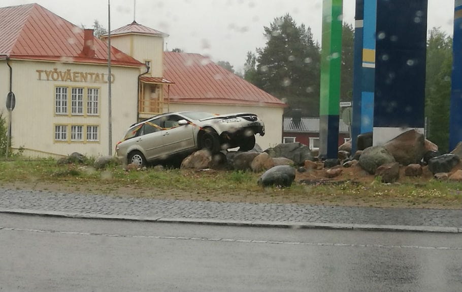 Kiville suistunut auto on koristanut liikenneympyrää Iissä.