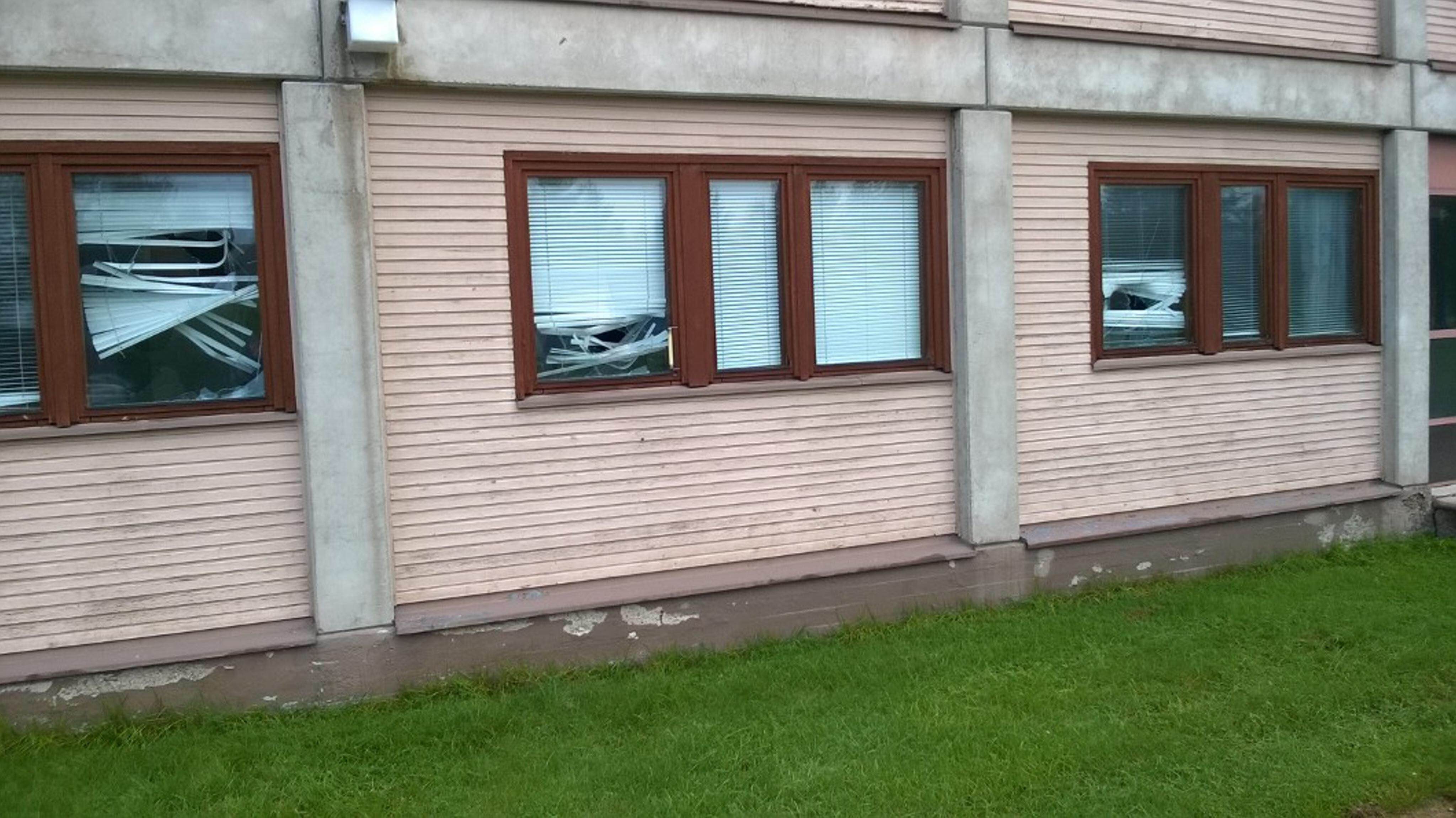 Kaikkiaan kolme ikkunaa kivitettiin rikki.