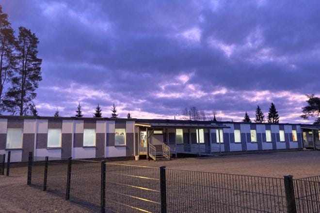 Vimpelin ainoa päiväkoti Metsätarha siirtyi parakkiin marraskuun alussa. Parakki on Rantakylän koulun pihalla. KUVA: JOHANNA KATAJA