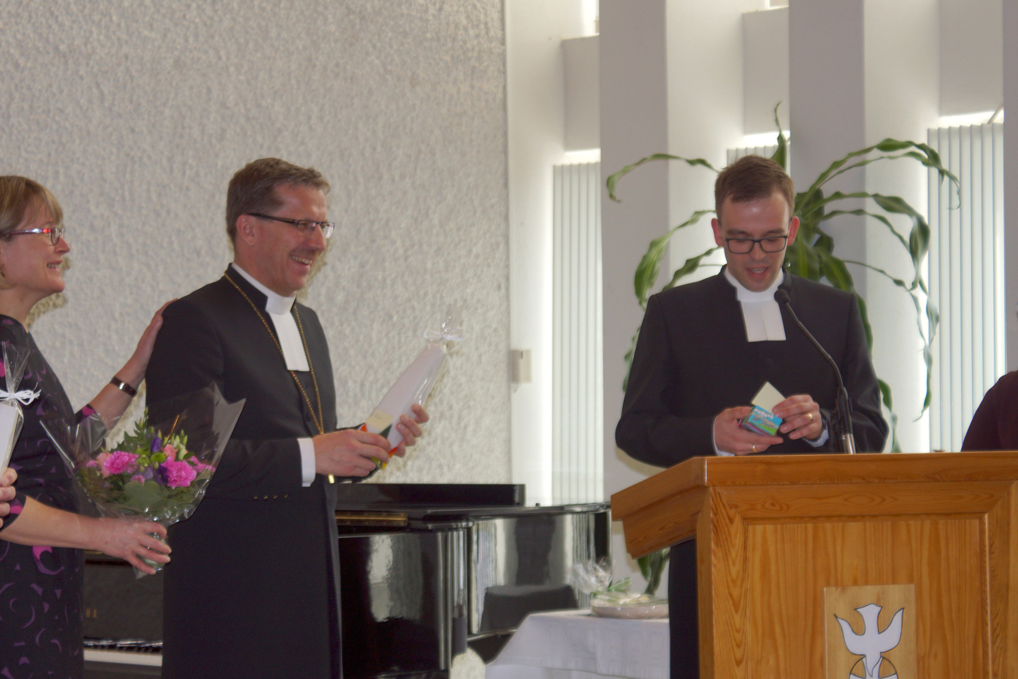 Kirkkoherra Timo Liikanen ja piispa Jukka Keskitalo ovat hiihtomiehiä. Piispa saikin kirkkoherralta lahjaksi luitovoidetta loppukevään laduille.