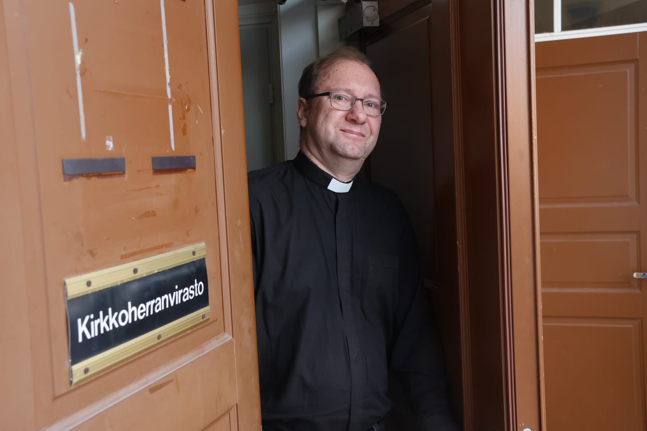 Pappi Mikko Lempinen kokee työssään paljon mukavia hetkiä. Suurimmat ilonhetket hän koki hiljattain lasten hiihtolomaleirillä, kun lapset pyysivät pappia puhaltamaan ilmapalloja ja yksi pikkuisista halusi näyttää papille kissansa kuvaa. Lempinen sanoo olevansa kissaihmisiä.