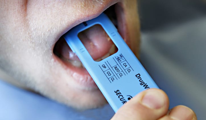 Poliisi käyttää pikahuumetestiin nykyisin DrugWipe 6 S -testereitä. Sylkinäyte otetaan pyörittelemällä sinistä "tikkua" epäillyn suussa.